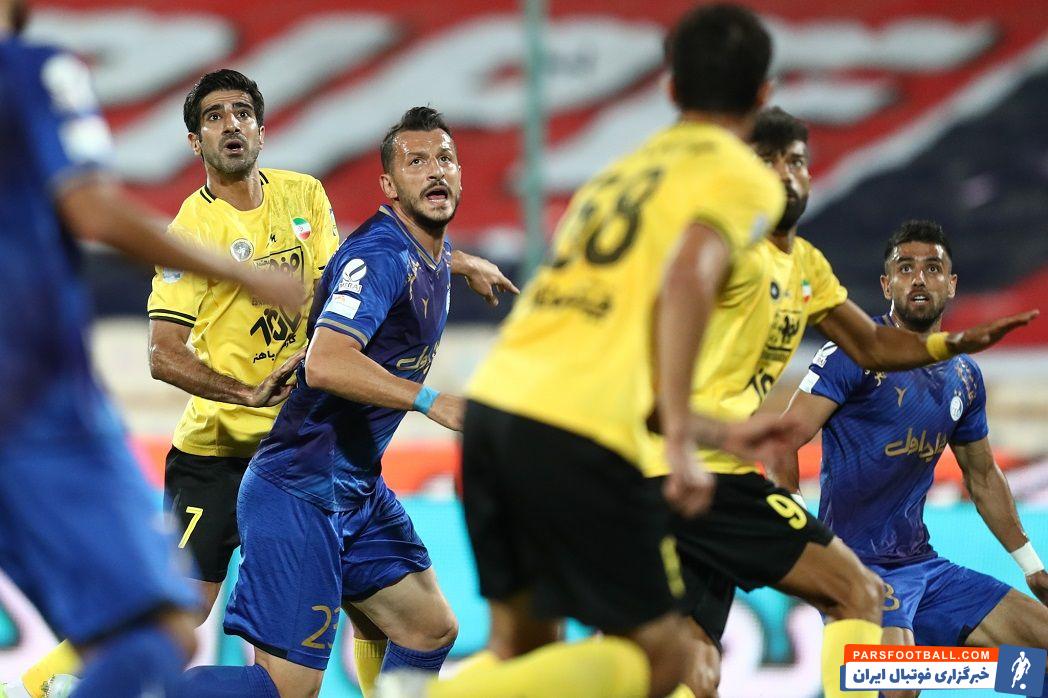 صحنه مشکوک به پنالتی برای استقلال در دیدار با سپاهان