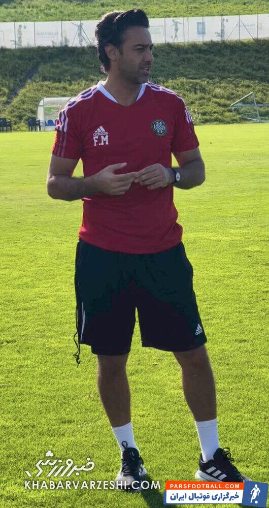 فرهاد مجیدی با لباس قرمز در تمرینات اتحاد کلباء