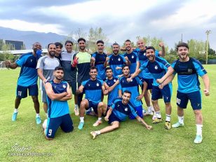 دستکش های قرمز رنگ بر دستان علیرضا رضایی در تمرینات استقلال