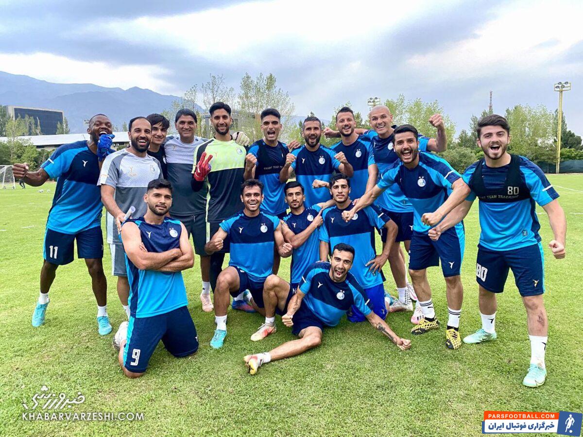 دستکش های قرمز رنگ بر دستان علیرضا رضایی در تمرینات استقلال