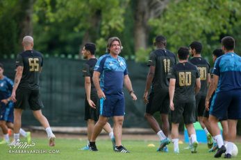 اهدای گل از سوی ریکاردو ساپینتو به خبرنگاران و عکاسان