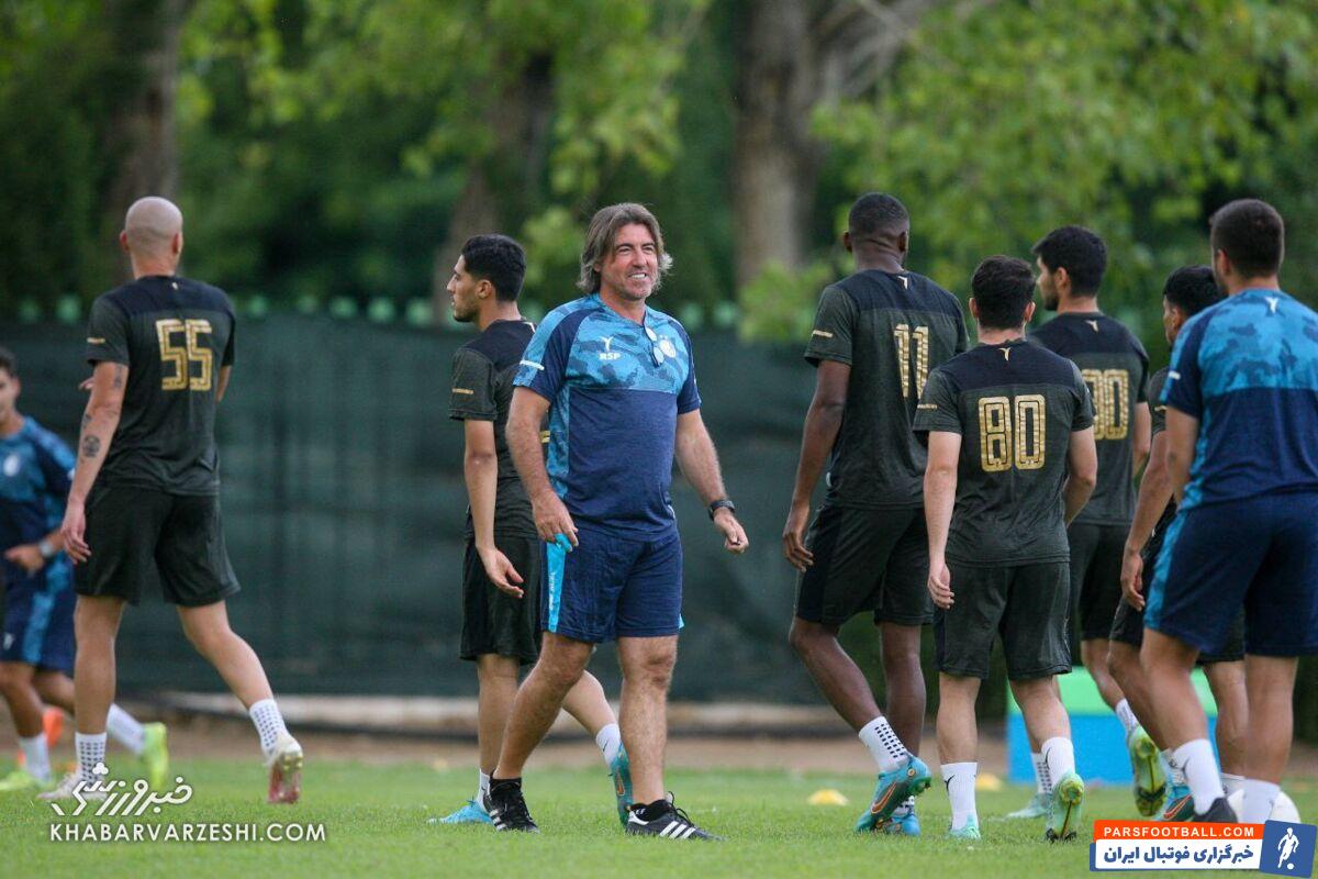 اهدای گل از سوی ریکاردو ساپینتو به خبرنگاران و عکاسان