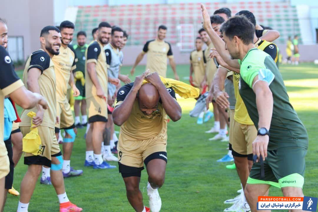 کتک کاری وسلی گومز در تمرینات گل گهر با چاشنی طنز و خنده