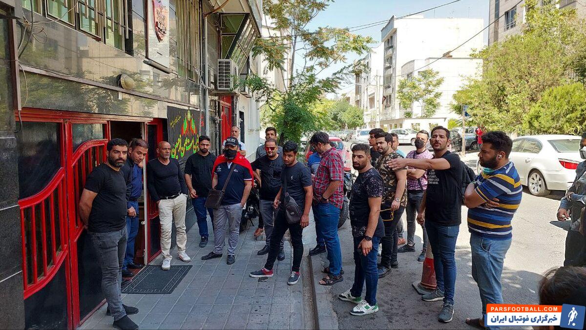 پرسپولیس ؛ تجمع هواداران پرسپولیس مقابل ساختمان باشگاه