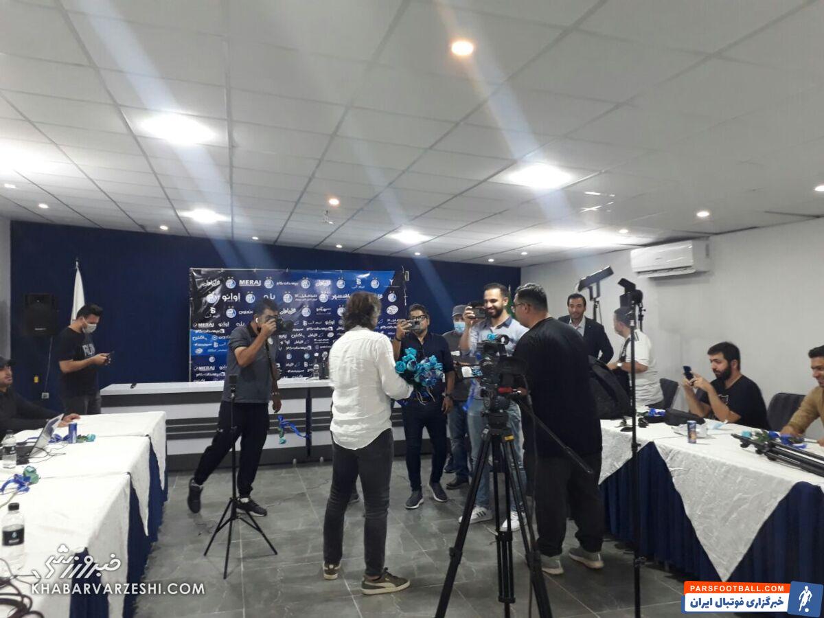 اهدای گل از سوی ریکاردو ساپینتو به خبرنگاران و عکاسان