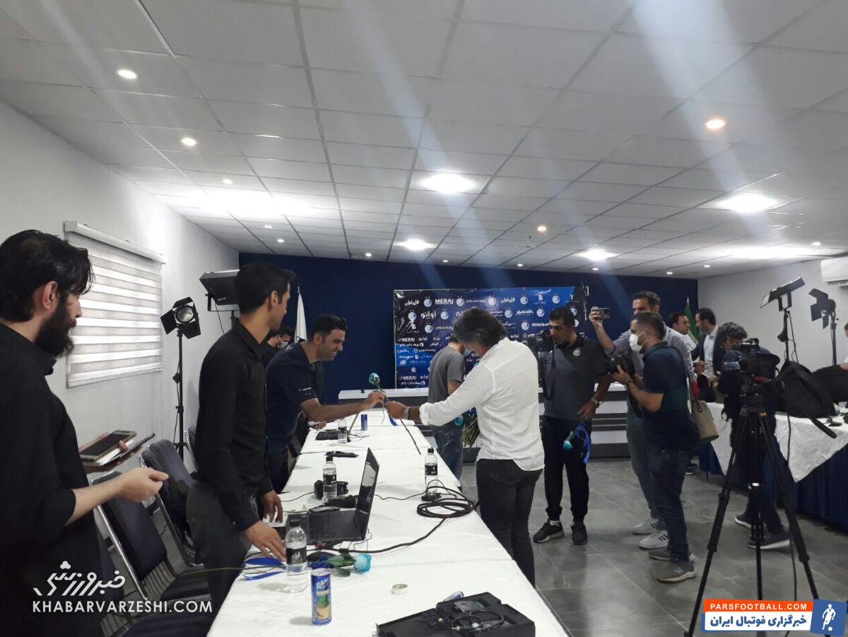 اهدای گل از سوی ریکاردو ساپینتو به خبرنگاران و عکاسان