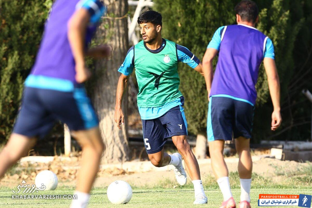 محمد محبی با پیراهن شماره 5 در استقلال