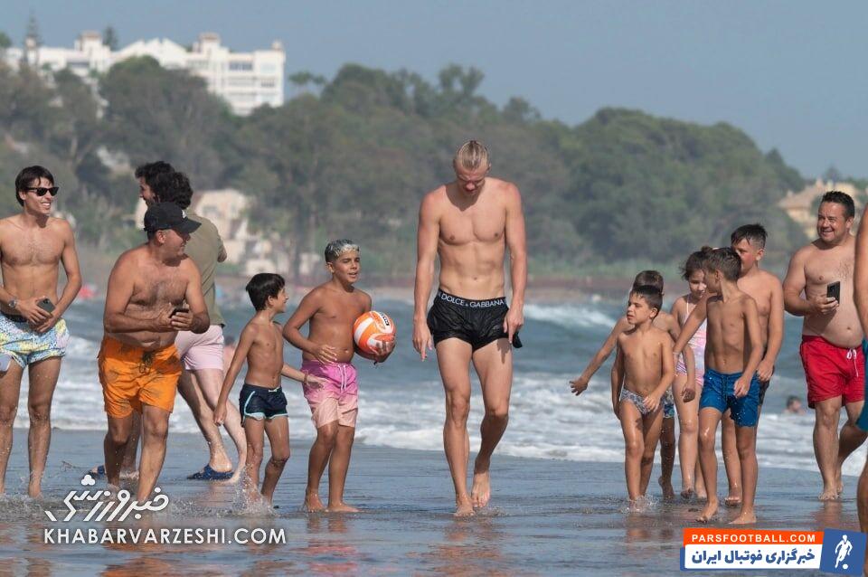 ارلینگ هالند در سواحل اسپانیا