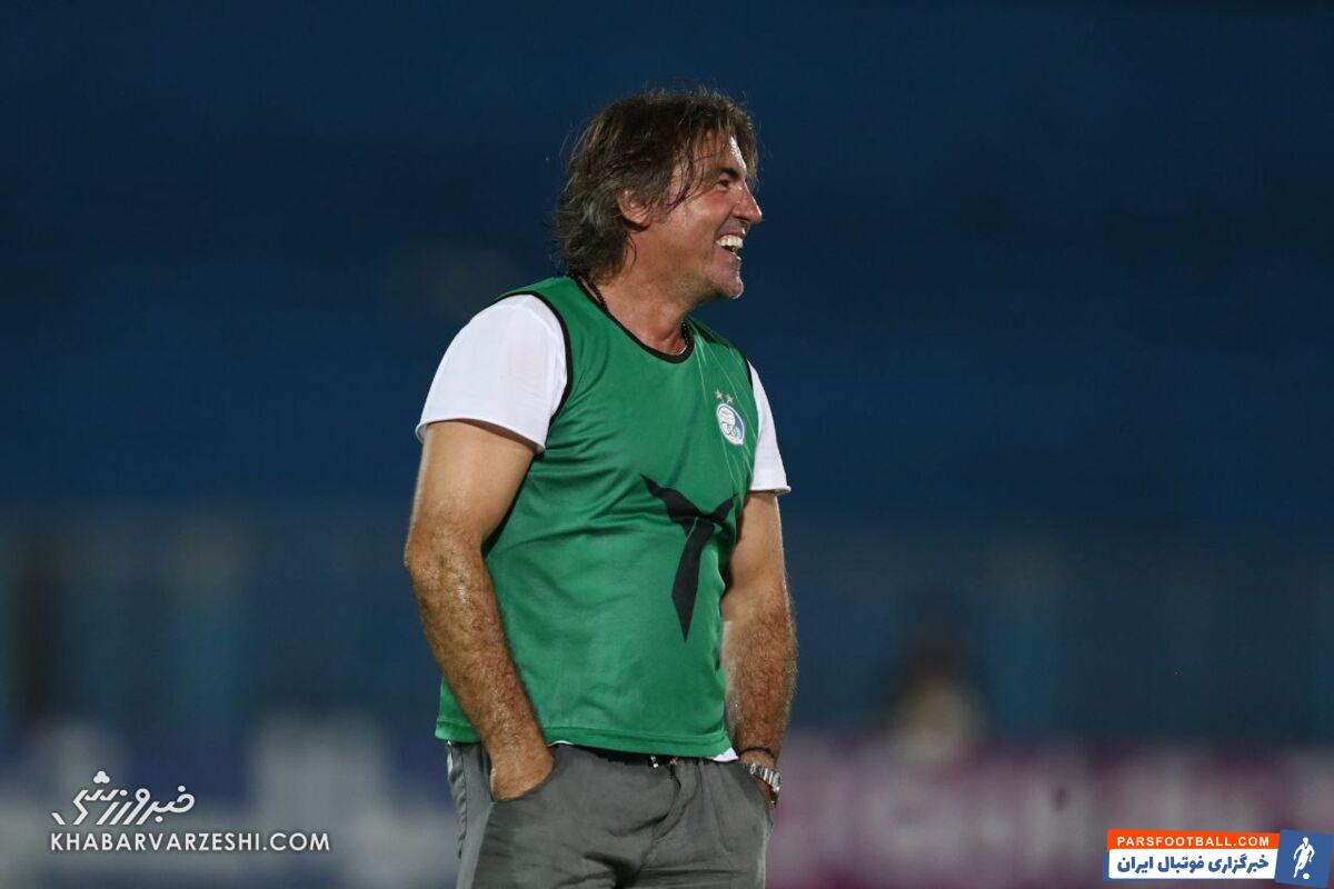 ریکاردو ساپینتو با کفش های کتانی در دیدار استقلال و ملوان