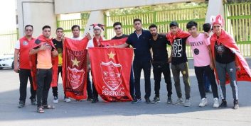 در حاشیه بازی با فولاد ؛ شعار پرسپولیسی ها علیه سپاهان و استقلال در ورزشگاه آزادی