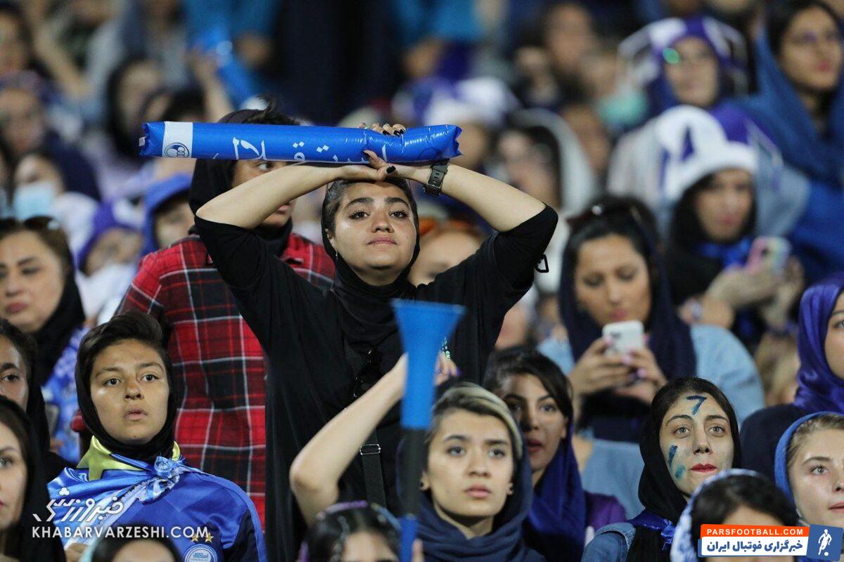 درباره لحظه های تاریخی که استقلالی ها تجربه کردند/ روزی که زنان ایرانی همپای مردان در ورزشگاه آزادی فریاد زدند