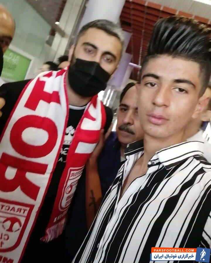 شال قرمز دور گردن بمب استقلالی‌ها/عکس