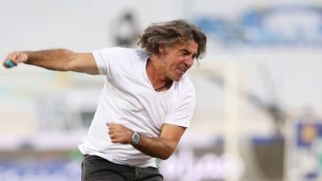 رفتارهای عجیب ساپینتو در کنار زمین ؛ سرمربی استقلال به برانکارد هم رحم نکرد !