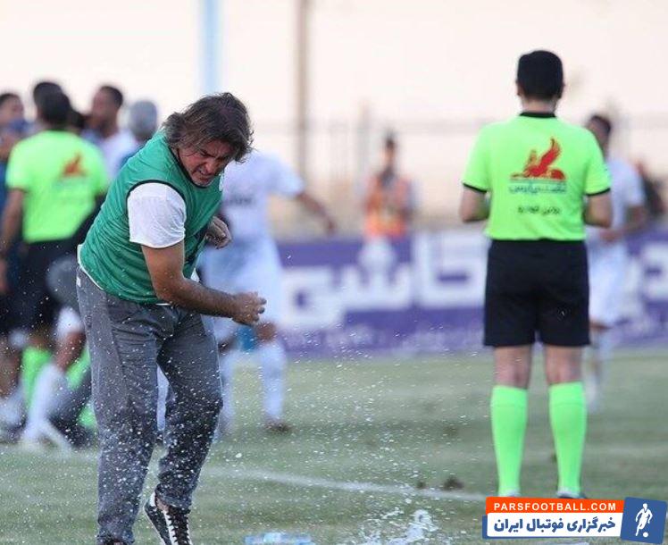 رفتارهای عجیب ساپینتو در کنار زمین ؛ سرمربی استقلال به برانکارد هم رحم نکرد !