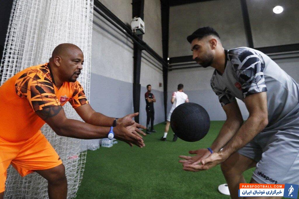 وسلی ننکا مربی گلرهای جدید پرسپولیس درباره این تیم صحبت کرد