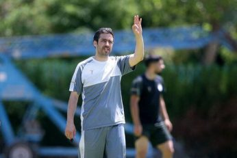 خسرو حیدری در تیم فوتبال استقلال ماندنی شد