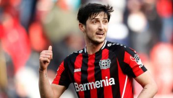 حضور پرشور هواداران بایرلورکوزن در بین بازیکنان این تیم