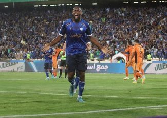 شعار هواداران استقلال علیه دراگان اسکوچیچ و تشویق کارلوس کی روش در حاشیه بازی با مس