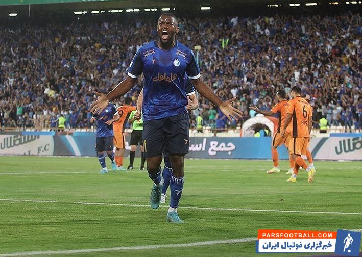 شعار هواداران استقلال علیه دراگان اسکوچیچ و تشویق کارلوس کی روش در حاشیه بازی با مس