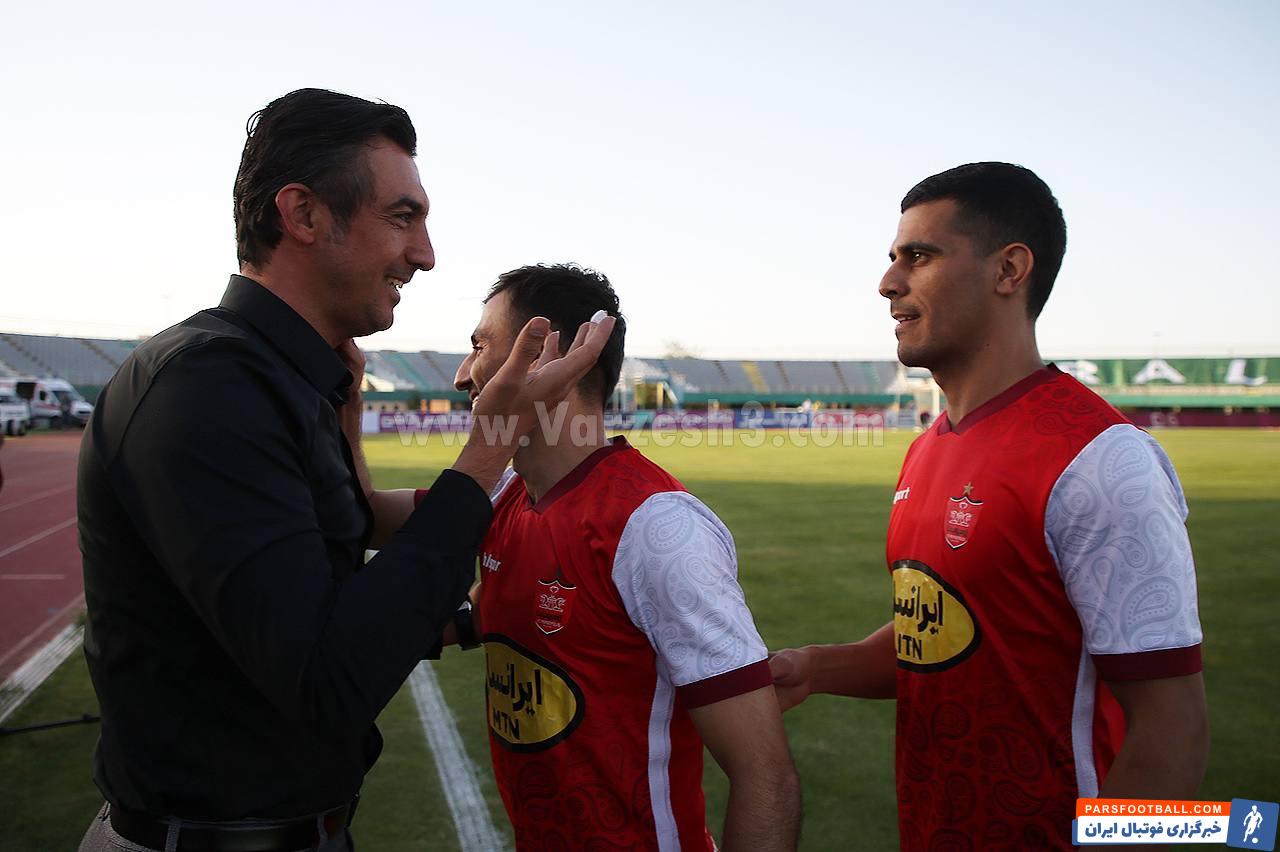خوش و بش جالب مهدی رحمتی با اعضای تیم پرسپولس پیش از آغاز بازی
