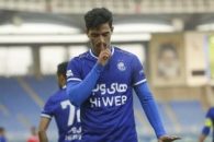 حضور سبحان خاقانی در ورزشگاه آزادی با عصا