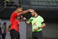 پاره شدن پیراهن رضا اسدی در دقایق پایانی دیدار گل گهر و تراکتور