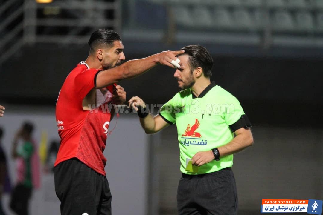 پاره شدن پیراهن رضا اسدی در دقایق پایانی دیدار گل گهر و تراکتور