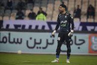 دستکش های قرمز رنگ بر دستان علیرضا رضایی در تمرینات استقلال