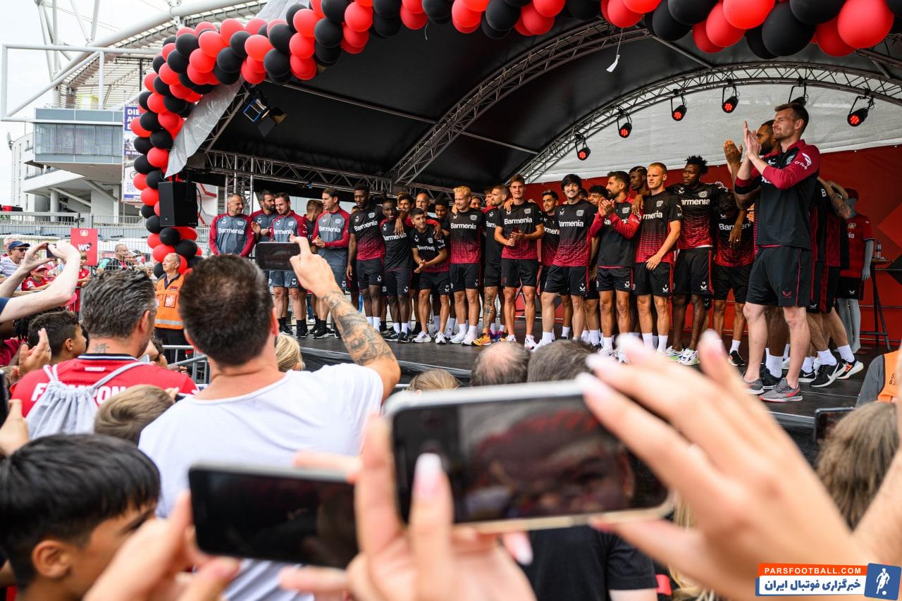 حضور پرشور هواداران بایرلورکوزن در بین بازیکنان این تیم