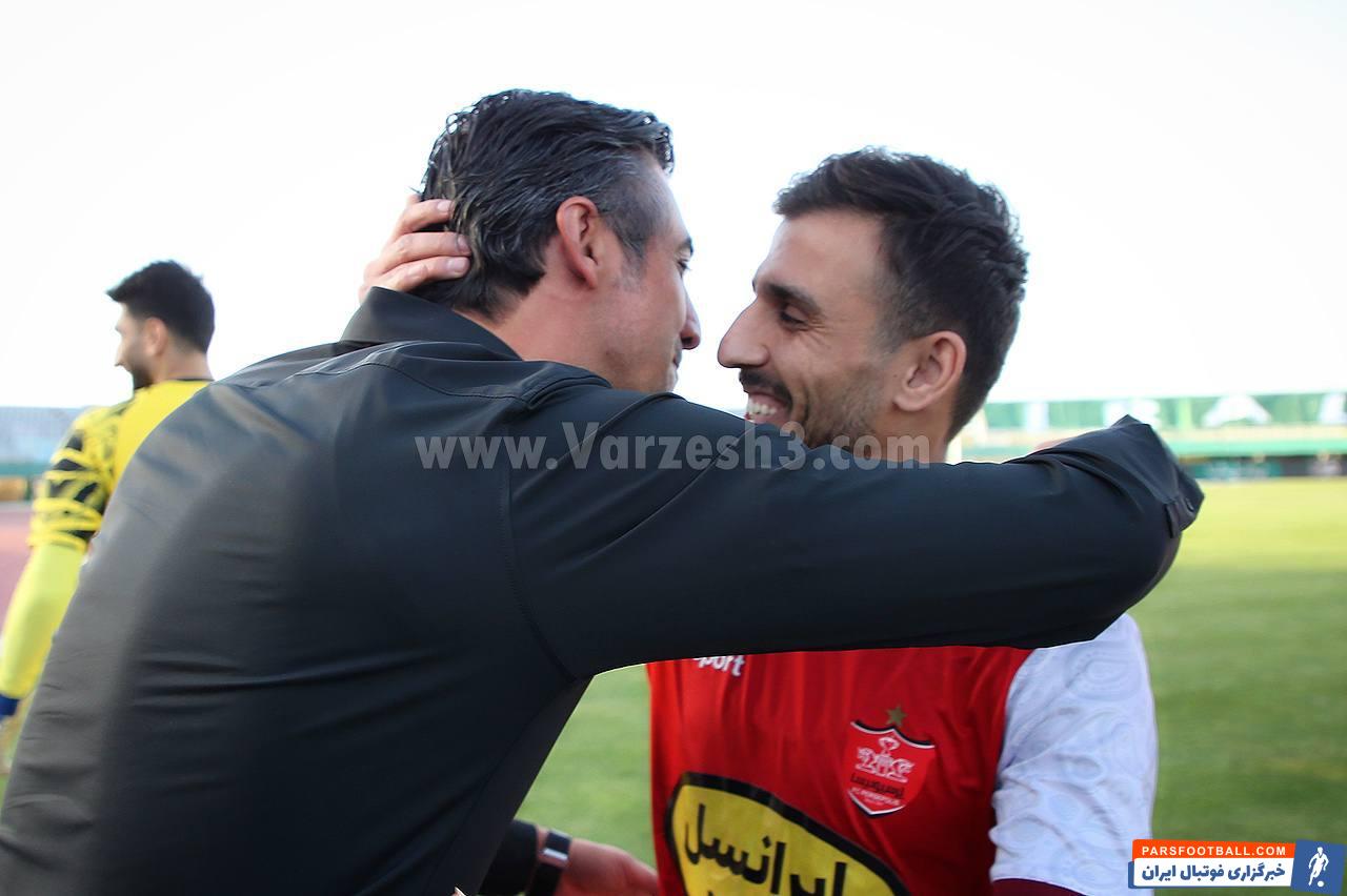 خوش و بش جالب مهدی رحمتی با اعضای تیم پرسپولس پیش از آغاز بازی