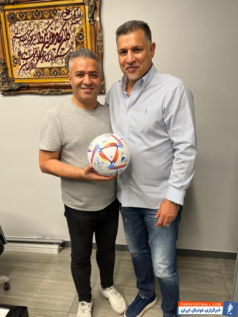 اهدای توپ جام جهانی 2022 به علی دایی توسط مهدی ابراهیمی 