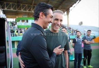 خوش و بش جالب مهدی رحمتی با اعضای تیم پرسپولس پیش از آغاز بازی