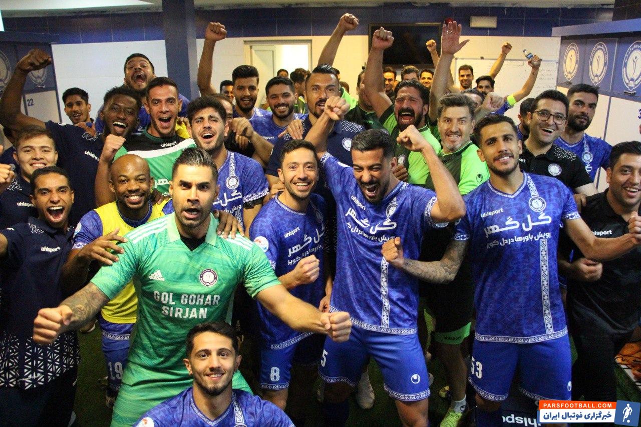 شادمانی بازیکنان گل گهر سیرجان در رختکن پس از غلبه بر تراکتور