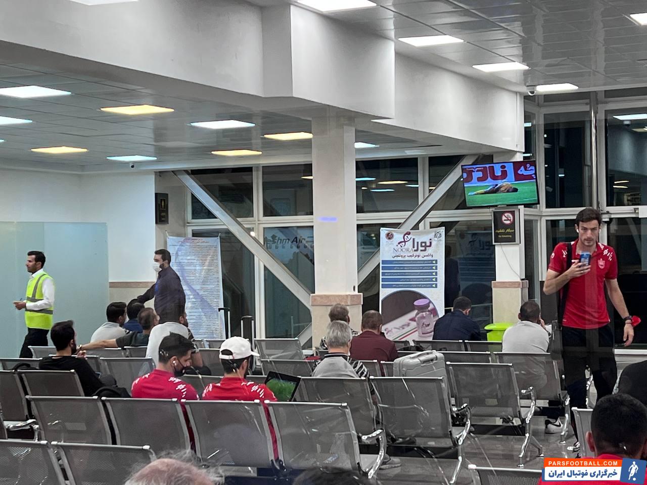 تماشای بازی سپاهان و گل گهر توسط بازیکنان پرسپولیس در فرودگاه اراک