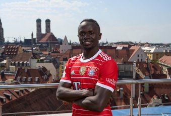 آواز خوانی سادیو مانه در جشن های بایرن مونیخ