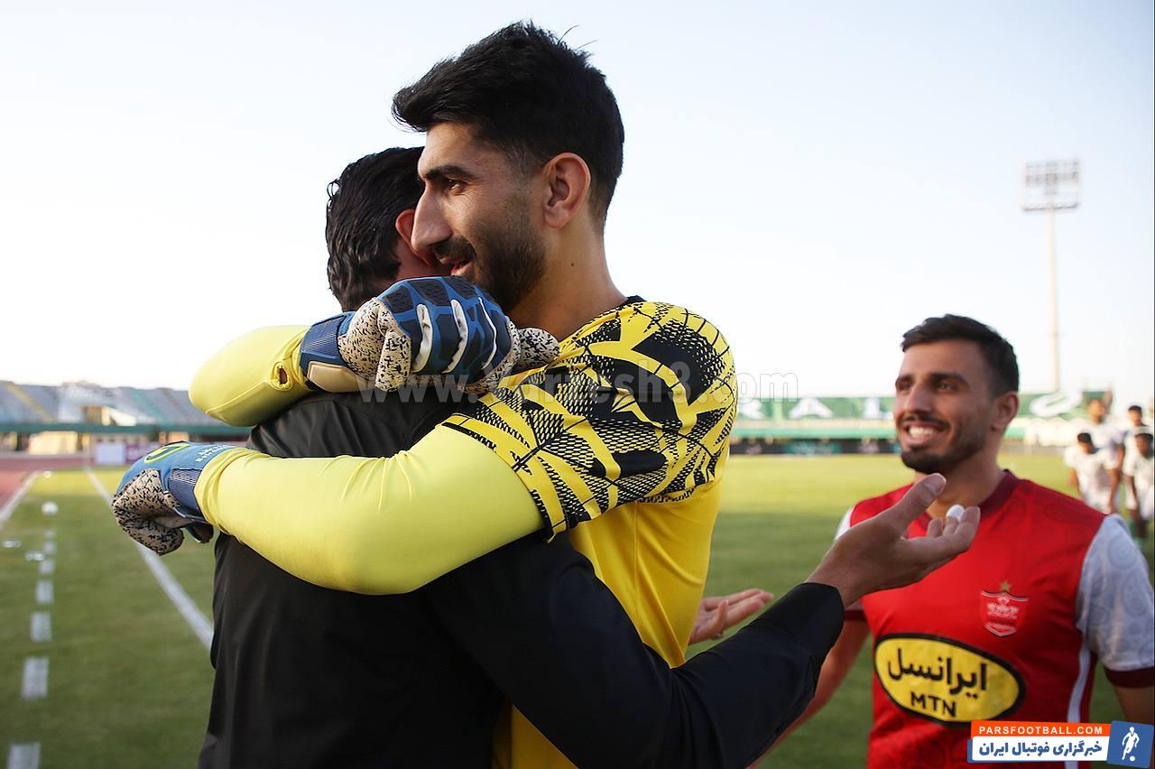 خوش و بش جالب مهدی رحمتی با اعضای تیم پرسپولس پیش از آغاز بازی