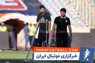 حضور سبحان خاقانی در ورزشگاه آزادی با عصا