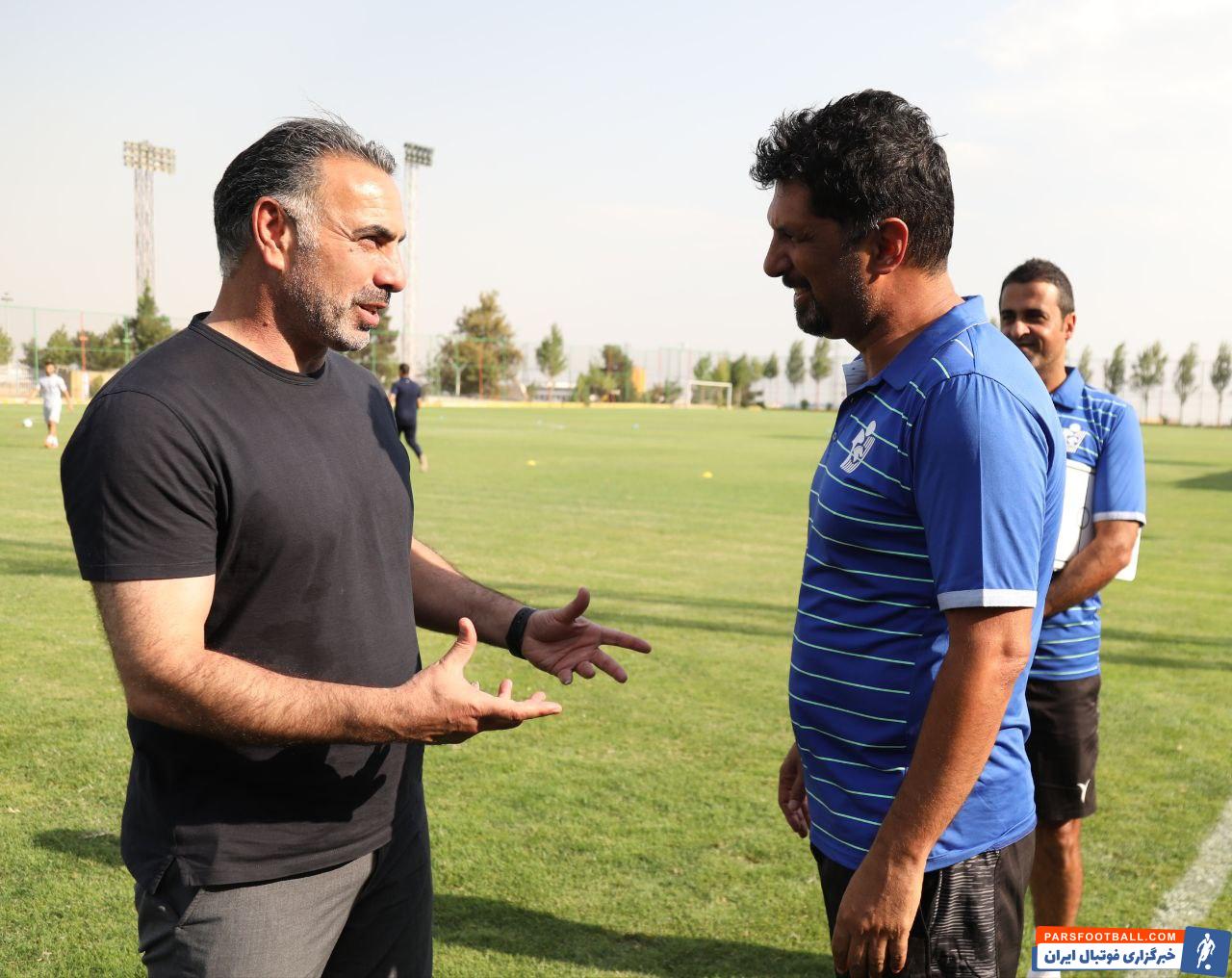 آشتی کنان مجتبی حسینی و محمود فکری در جریان دیدار پیکان و سایپا