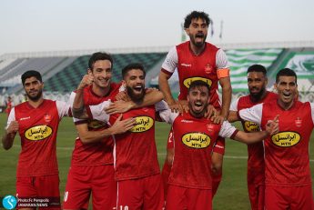 تماشای بازی سپاهان و گل گهر توسط بازیکنان پرسپولیس در فرودگاه اراک
