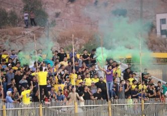 باران بطری آب معدنی در مسجدسلیمان ؛ پیگیری بازی نفت و پرسپولیس با ۲ وقفه