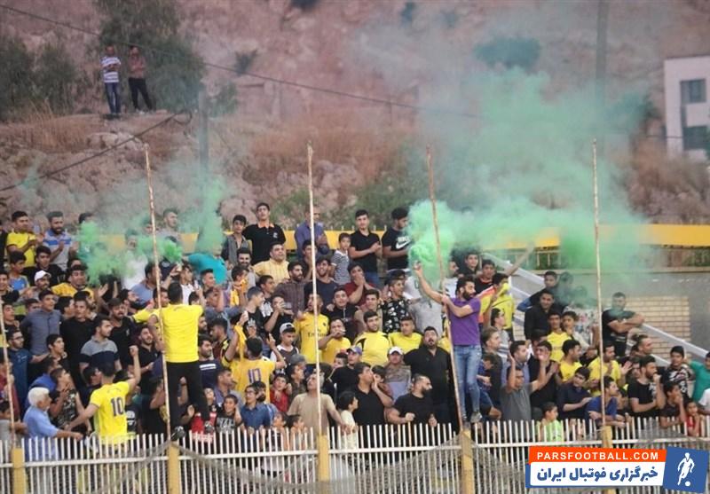 باران بطری آب معدنی در مسجدسلیمان ؛ پیگیری بازی نفت و پرسپولیس با ۲ وقفه