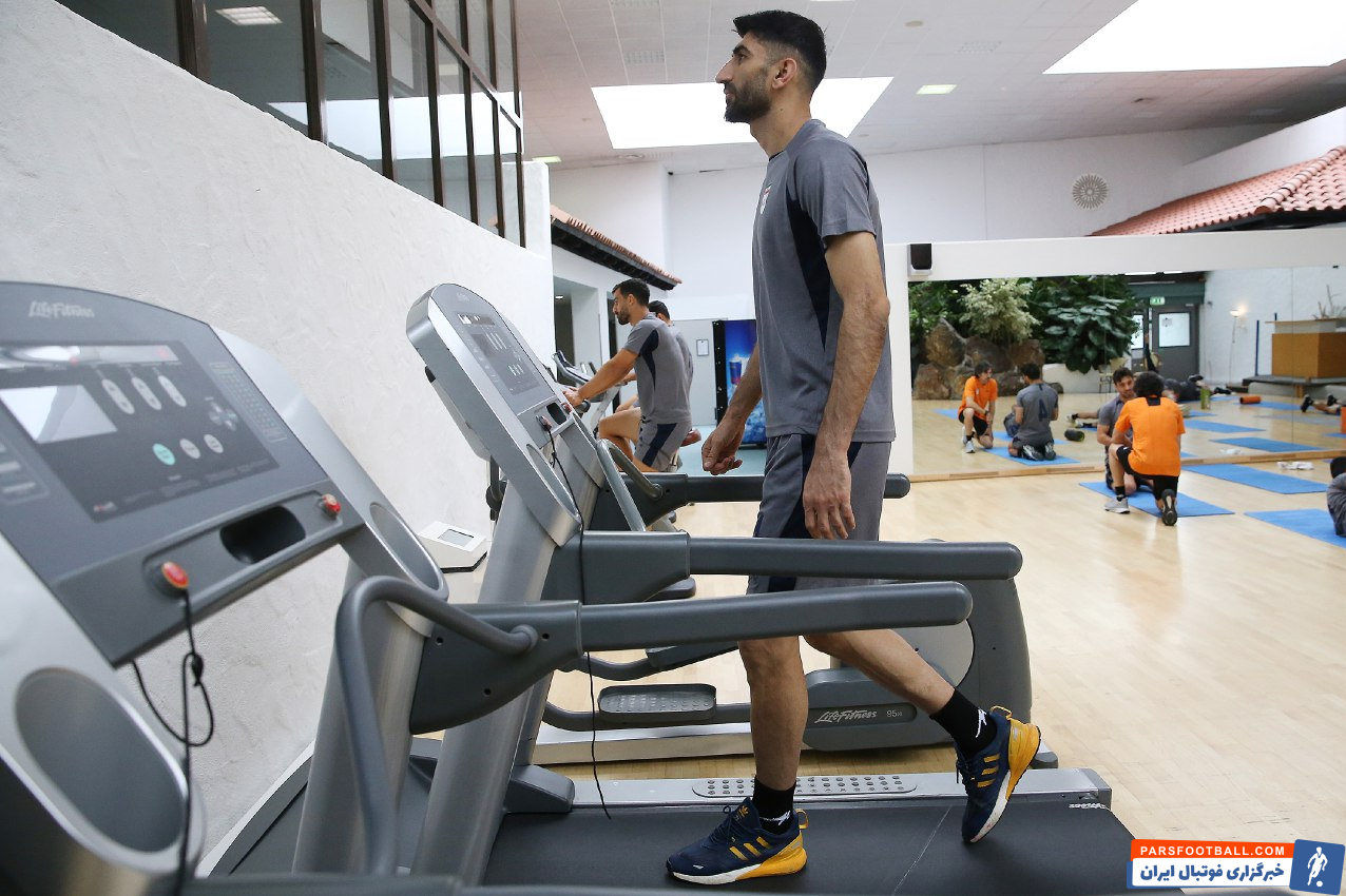 ریکاوری بازیکنان تیم ملی ایران در اردوی اتریش ؛ تمرین علیرضا بیرانوند در کنار سایر ملی‌پوشان