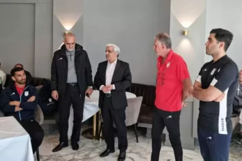 دکتر عباس باقرپور سفیر ایران در اتریش با حضور در اردو با بازیکنان صحبت کرد
