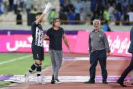 استقلال ؛ پرتاب بطری آب به سمت ساپینتو توسط هواداران آبی ها