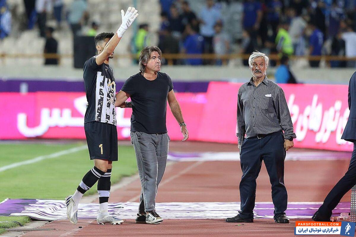 استقلال ؛ پرتاب بطری آب به سمت ساپینتو توسط هواداران آبی ها