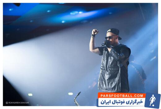 حضور اشوان خواننده استقلالی در ورزشگاه آزادی برای دیدار شاگردان ساپینتو با نساجی