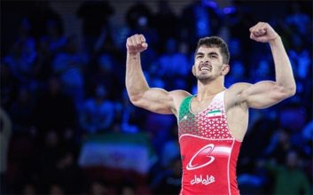 تشویق کشتی گیران ایرانی توسط امیرمحمد یزدانی در بلگراد