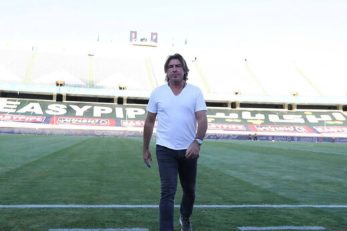 استقلال ؛ پرتاب بطری آب به سمت ساپینتو توسط هواداران آبی ها