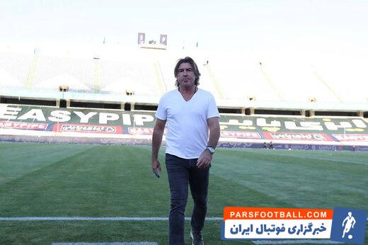 استقلال ؛ پرتاب بطری آب به سمت ساپینتو توسط هواداران آبی ها