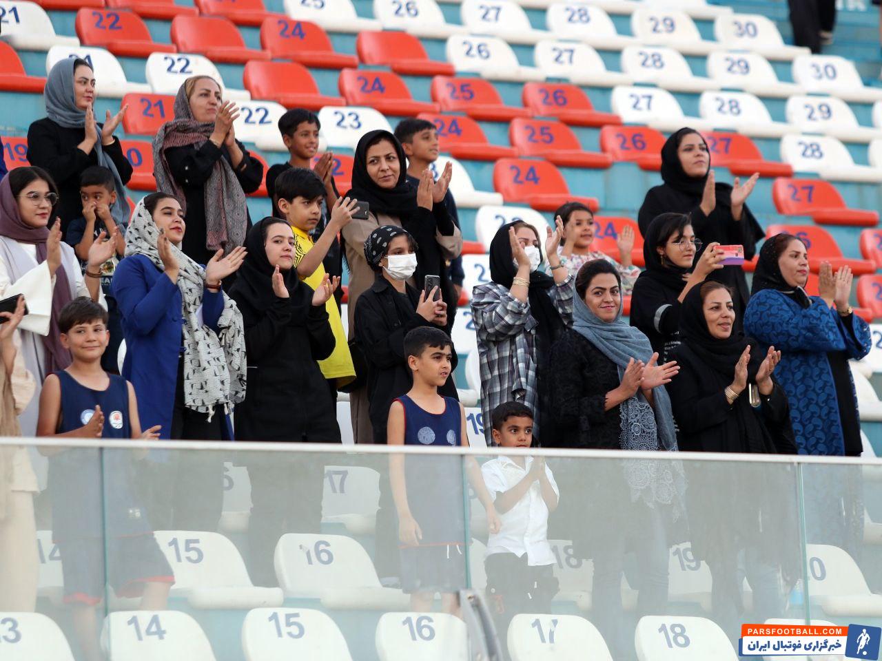 برگزاری تمرین گل گهر سیرجان با حضور تماشاگران مرد و زن